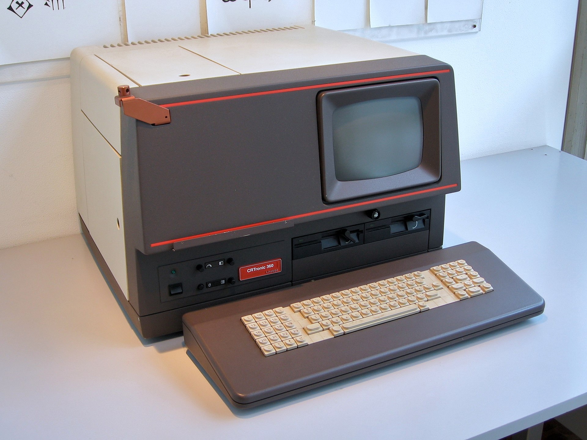 Linotronic-Satzsystem mit Bildschirm und Tastatur